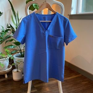 figs scrubs catarina one pocket top. Ceil blue color.